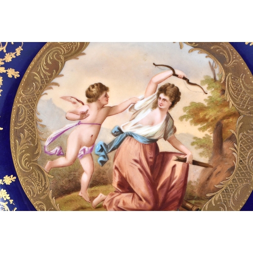 568 - AN EARLY 20TH CENTURY AUSTRIAN VIENNA PORCELAIN CABINET PLATE painted with a putti and female. 26 cm... 