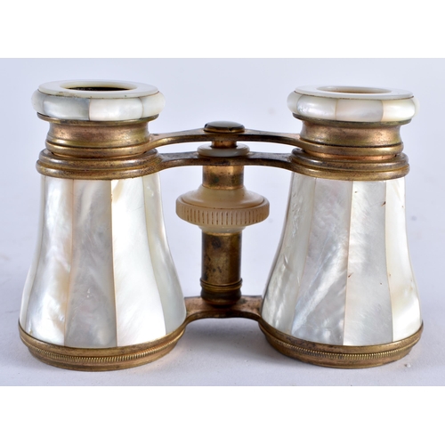 621 - A PAIR OF MOTHER OF PEARL OPERA GLASSES. 8.5 cm x 8.5 cm extended.