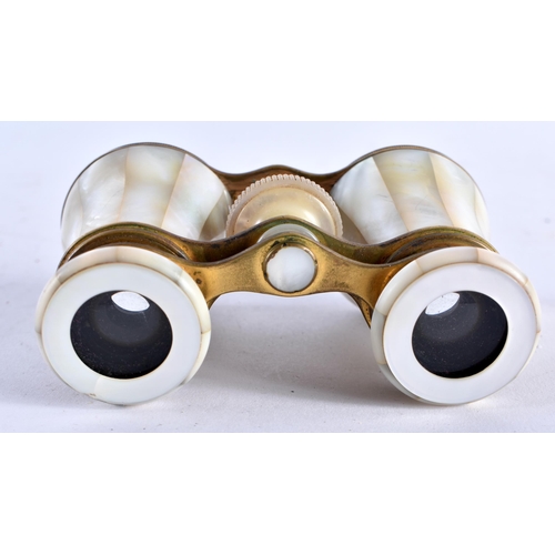 621 - A PAIR OF MOTHER OF PEARL OPERA GLASSES. 8.5 cm x 8.5 cm extended.