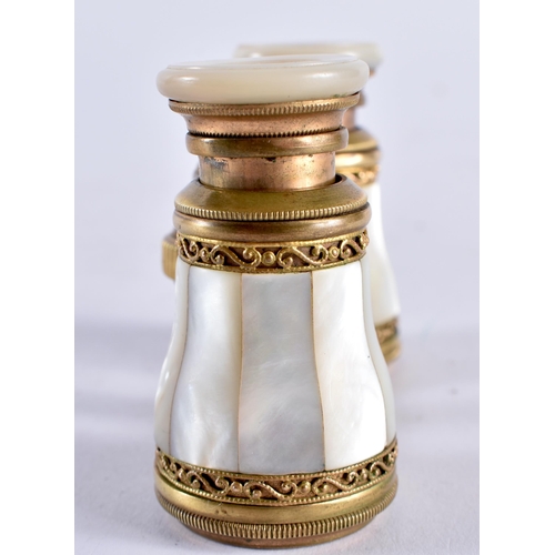 622 - A PAIR OF MOTHER OF PEARL OPERA GLASSES. 7.5 cm x 7.5 cm extended.