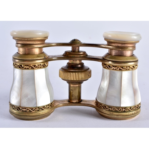 622 - A PAIR OF MOTHER OF PEARL OPERA GLASSES. 7.5 cm x 7.5 cm extended.