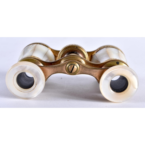 622 - A PAIR OF MOTHER OF PEARL OPERA GLASSES. 7.5 cm x 7.5 cm extended.