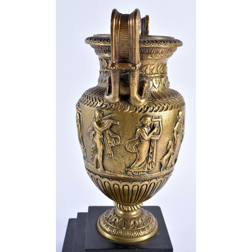 637 - A 19TH CENTURY EUROPEAN GRAND TOUR TWIN HANDLED BRONZE VASE upon a stepped marble base. 30 cm x 12 c... 