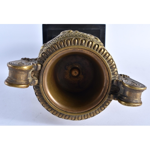 637 - A 19TH CENTURY EUROPEAN GRAND TOUR TWIN HANDLED BRONZE VASE upon a stepped marble base. 30 cm x 12 c... 