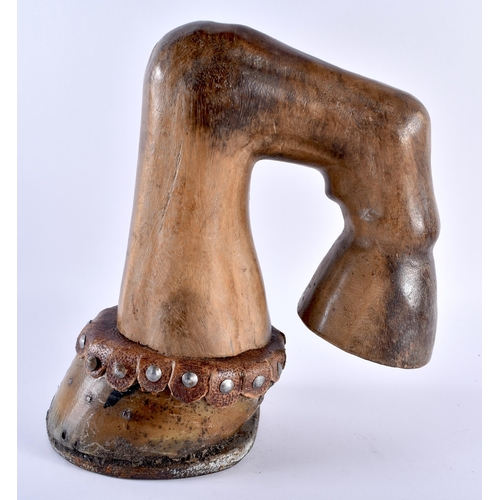 698 - AN UNUSUAL ANTIQUE EQUESTRIAN COUNTRY HOUSE WOOD AND HORN HORSE HOOF DOOR STOP. 27 cm x 18 cm.