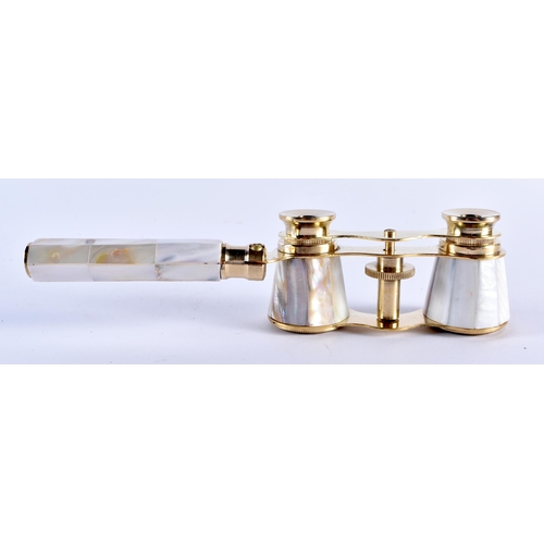 700 - A PAIR OF MOTHER OF PEARL OPERA GLASSES. 17 cm x 7 cm extended.