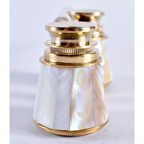 700 - A PAIR OF MOTHER OF PEARL OPERA GLASSES. 17 cm x 7 cm extended.