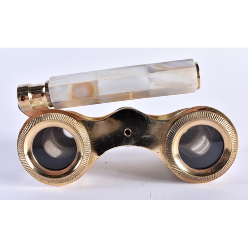 700 - A PAIR OF MOTHER OF PEARL OPERA GLASSES. 17 cm x 7 cm extended.