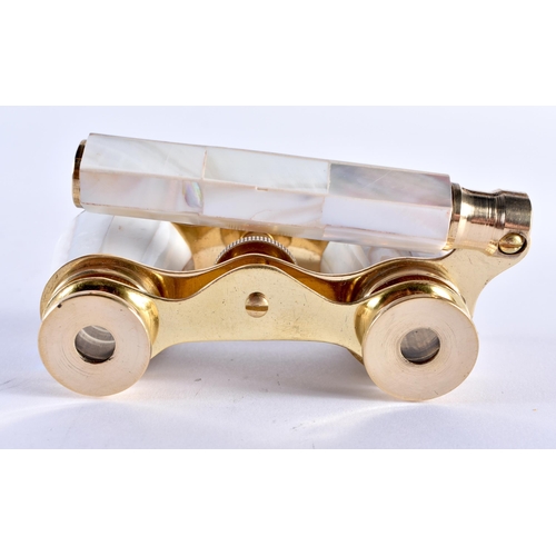 700 - A PAIR OF MOTHER OF PEARL OPERA GLASSES. 17 cm x 7 cm extended.