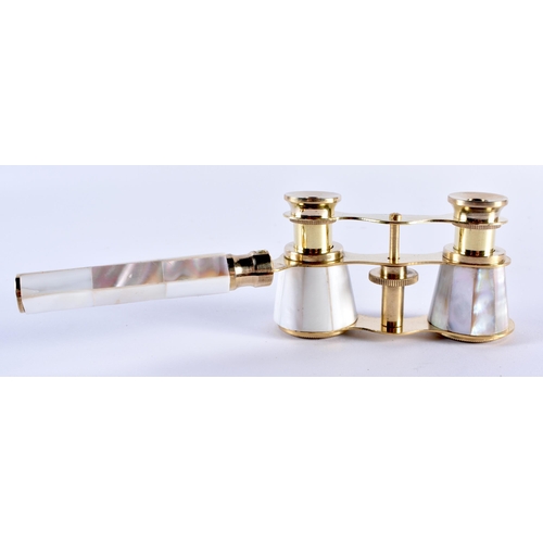 701 - A PAIR OF MOTHER OF PEARL OPERA GLASSES. 17 cm x 7 cm extended.