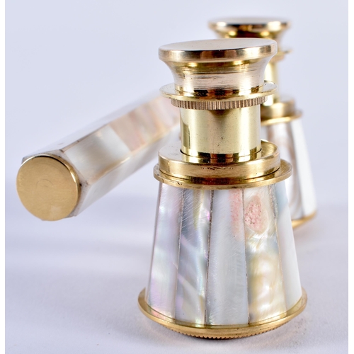 701 - A PAIR OF MOTHER OF PEARL OPERA GLASSES. 17 cm x 7 cm extended.