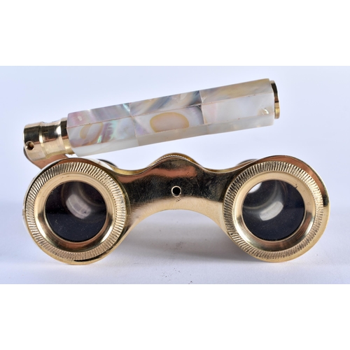 701 - A PAIR OF MOTHER OF PEARL OPERA GLASSES. 17 cm x 7 cm extended.