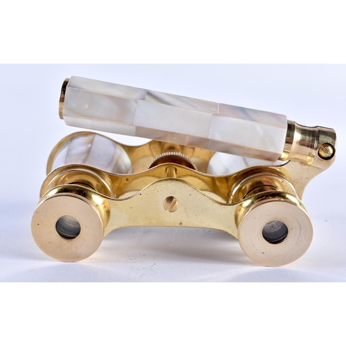 701 - A PAIR OF MOTHER OF PEARL OPERA GLASSES. 17 cm x 7 cm extended.