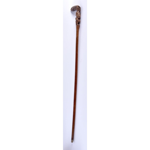 712 - AN ANTIQUE CONTINENTAL CARVED ELONGATED HEAD WOOD WALKING CANE. 88 cm long.