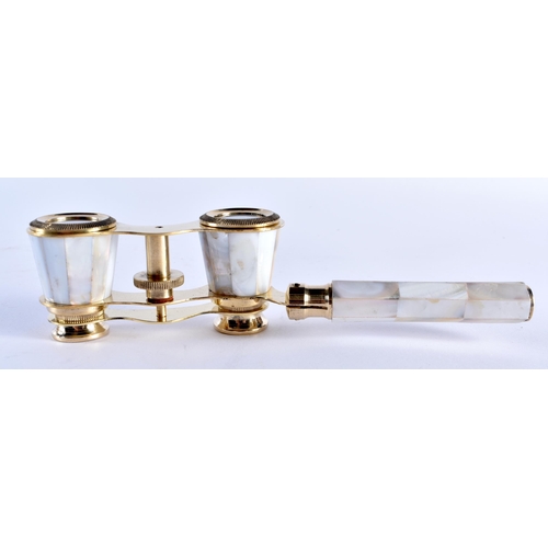 717 - A PAIR OF MOTHER OF PEARL OPERA GLASSES. 18 cm x 7 cm extended.