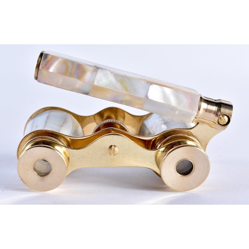 717 - A PAIR OF MOTHER OF PEARL OPERA GLASSES. 18 cm x 7 cm extended.