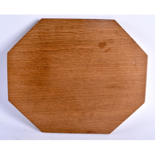 727 - A MOUSEMAN CARVED WOOD CHOPPING BOARD. 30 cm x 23 cm.