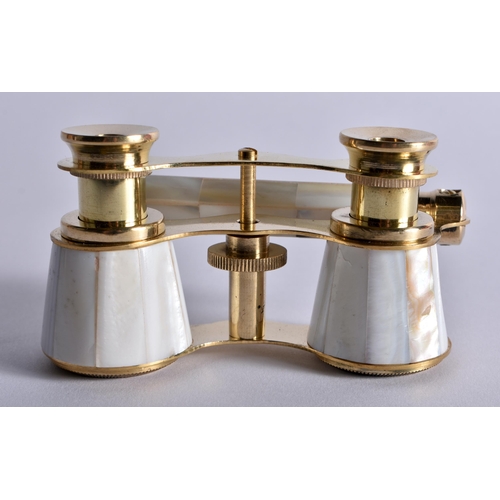 736 - A PAIR OF MOTHER OF PEARL OPERA GLASSES. 18 cm x 7 cm extended.