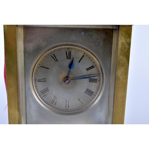 746 - AN ANTIQUE FRENCH REPEATING BRASS CARRIAGE CLOCK. 18 cm high inc handle.