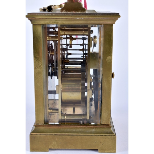 746 - AN ANTIQUE FRENCH REPEATING BRASS CARRIAGE CLOCK. 18 cm high inc handle.