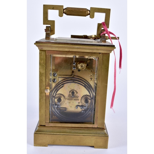 746 - AN ANTIQUE FRENCH REPEATING BRASS CARRIAGE CLOCK. 18 cm high inc handle.