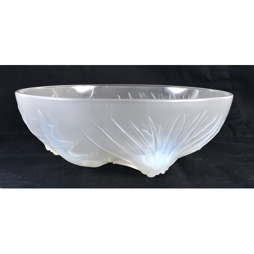 751 - AN ART DECO FRENCH OPALESCENT GLASS BOWL. 21 cm diameter.