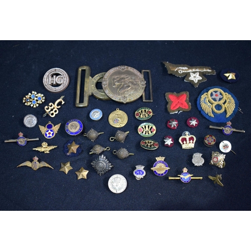 3086 - A US 7th Cavalry belt buckle together with another buckle together with a collection of badges and m... 