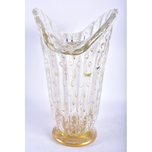 84 - A STYLISH LARGE 1930S ITALIAN VENETIAN MURANO GLASS VASE of flared form with ribbed body, internally... 