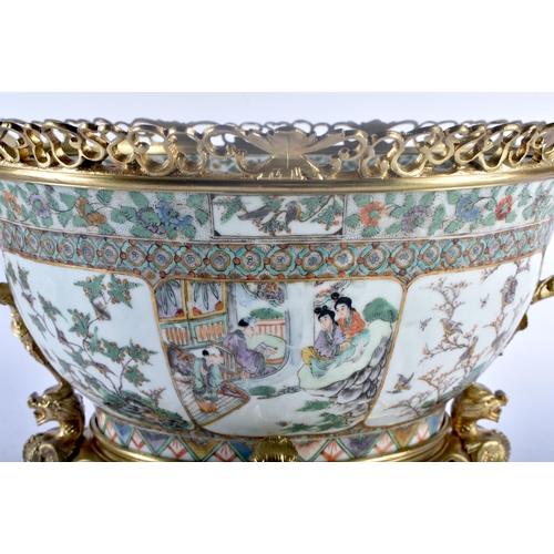 105C - A LARGE 19TH CENTURY CHINESE FAMILLE VERTE TWIN HANDLED PORCELAIN COUNTRY HOUSE BOWL Qing, with Fren... 