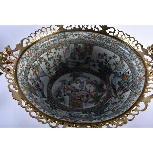 105C - A LARGE 19TH CENTURY CHINESE FAMILLE VERTE TWIN HANDLED PORCELAIN COUNTRY HOUSE BOWL Qing, with Fren... 