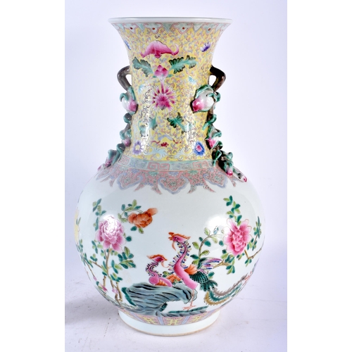 85D - A LARGE EARLY 20TH CENTURY CHINESE FAMILLE ROSE TWIN HANDLED PORCELAIN VASE Late Qing/Republic, pain... 