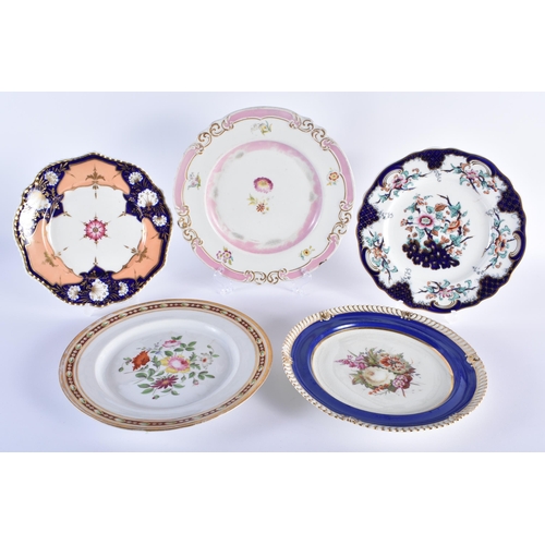 11 - FOUR EARLY 19TH CENTURY CHAMBERLAINS WORCESTER PLATES together with a Graingers Worcester plate, in ... 