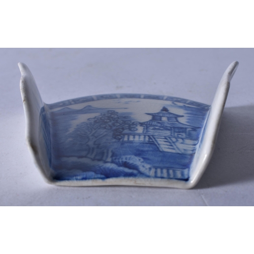 121 - AN 18TH CENTURY DERBY BLUE AND WHITE PORCELAIN ASPARAGUS SERVER. 8 cm x 8 cm.