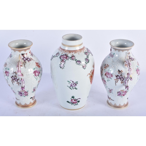 137 - THREE 19TH CENTURY FRENCH SAMSONS OF PARIS CHINESE EXPORT STYLE VASES. Largest 15 cm high. (3)