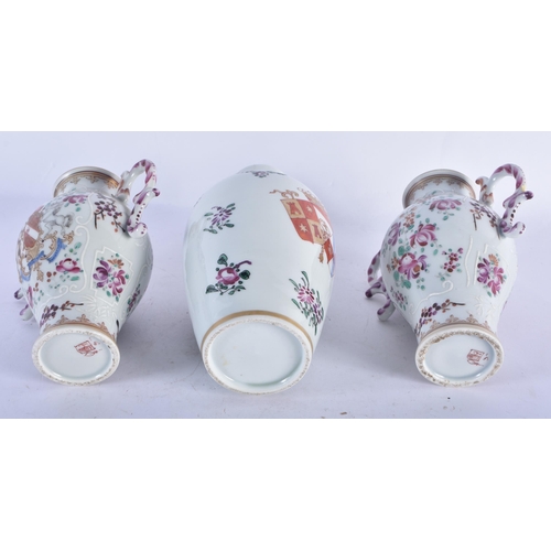 137 - THREE 19TH CENTURY FRENCH SAMSONS OF PARIS CHINESE EXPORT STYLE VASES. Largest 15 cm high. (3)