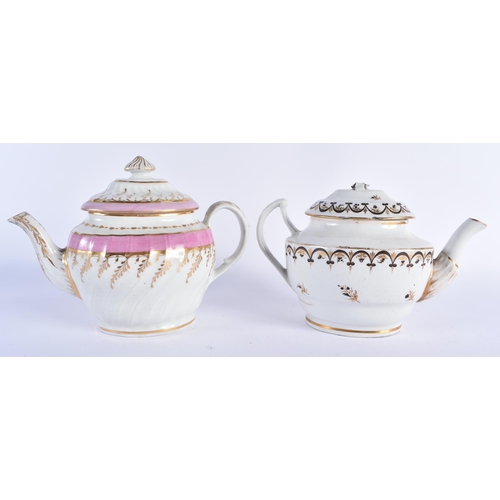 24 - A GROUP OF LATE 18TH/19TH CENTURY CHAMBERLAINS WORCESTER TEAPOTS together with similar porcelain. La... 