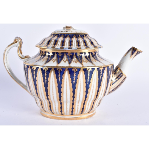 24 - A GROUP OF LATE 18TH/19TH CENTURY CHAMBERLAINS WORCESTER TEAPOTS together with similar porcelain. La... 