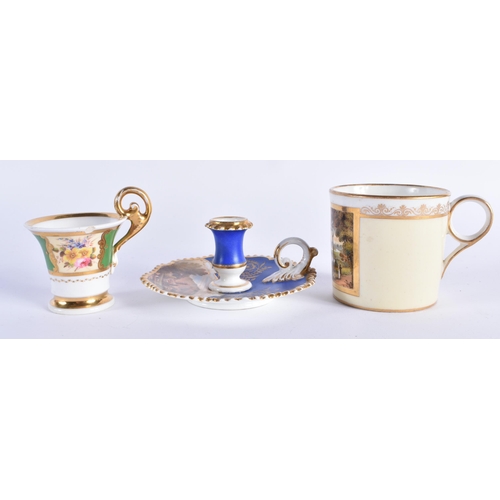 26 - AN EARLY 19TH CENTURY CHAMBERLAINS WORCESTER CHAMBERSTICK together with two similar cups. Largest 7 ... 