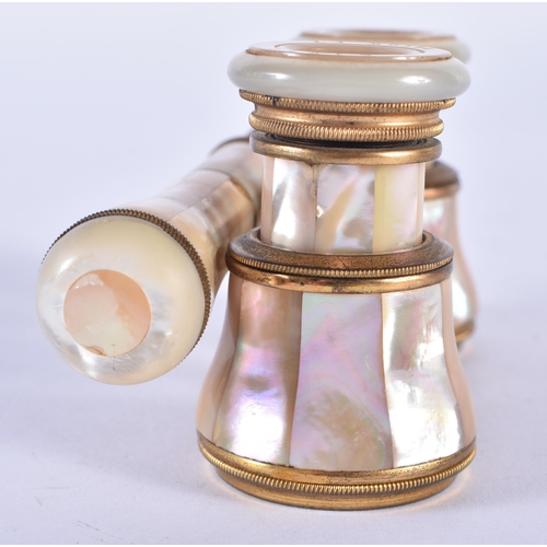 280 - A PAIR OF MOTHER OF PEARL OPERA GLASSES. 21 cm x 7 cm.