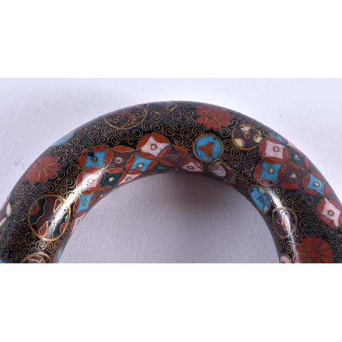 416 - A FINE 19TH CENTURY JAPANESE MEIJI PERIOD CLOISONNE ENAMEL CANE HANDLE decorated with circular and g... 