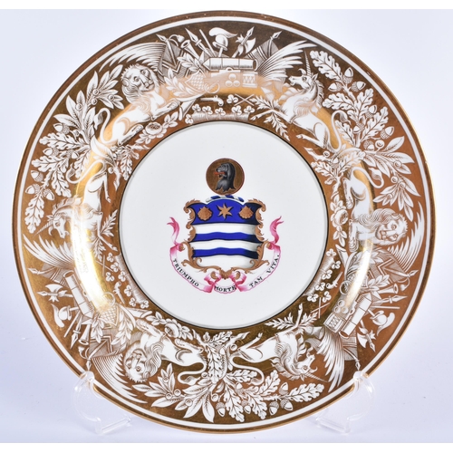 42 - A FINE EARLY 19TH CENTURY CHAMBERLAINS WORCESTER ARMORIAL PLATE painted with a central dog crest, un... 