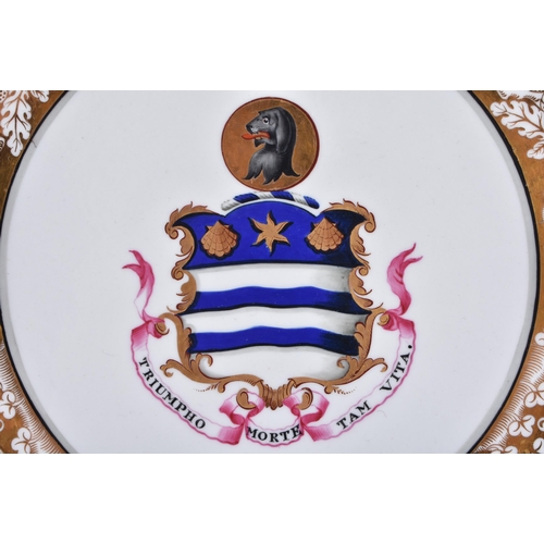 42 - A FINE EARLY 19TH CENTURY CHAMBERLAINS WORCESTER ARMORIAL PLATE painted with a central dog crest, un... 