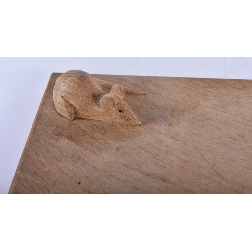 426 - A VINTAGE CARVED WOOD MOUSE CHOPPING BOARD with original knife. 23 cm x 18cm.