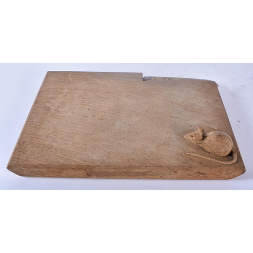 426 - A VINTAGE CARVED WOOD MOUSE CHOPPING BOARD with original knife. 23 cm x 18cm.