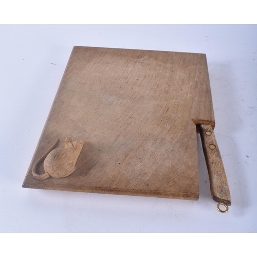 426 - A VINTAGE CARVED WOOD MOUSE CHOPPING BOARD with original knife. 23 cm x 18cm.