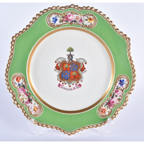 43 - AN EARLY 19TH CENTURY CHAMBERLAINS WORCESTER ARMORIAL PLATE painted with a knight mounted crest, und... 