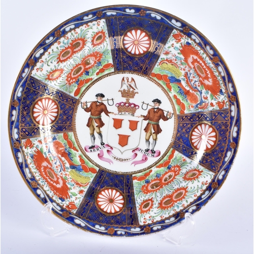 45 - A FINE EARLY 19TH CENTURY CHAMBERLAINS WORCESTER ARMORIAL PLATE painted with a wonderful crest of tw... 