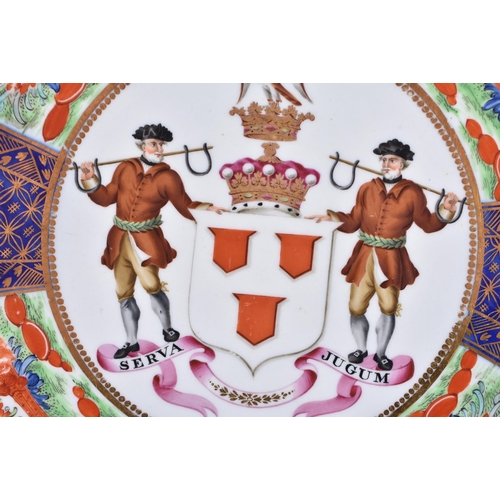 45 - A FINE EARLY 19TH CENTURY CHAMBERLAINS WORCESTER ARMORIAL PLATE painted with a wonderful crest of tw... 