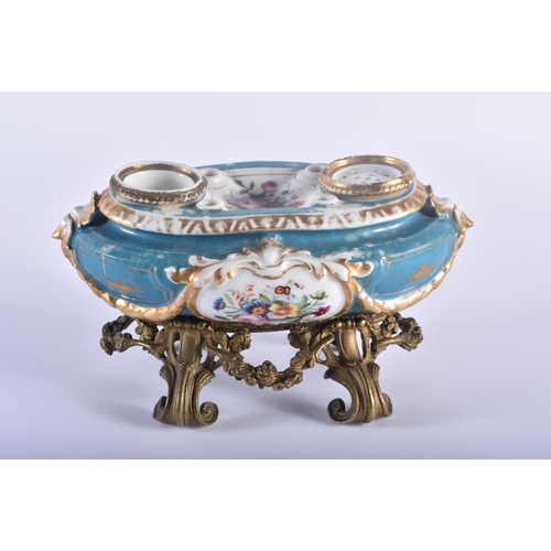 455 - A 19TH CENTURY FRENCH PARIS SEVRES TYPE PORCELAIN INKWELL upon a gilt bronze scrolling base. 23 cm x... 