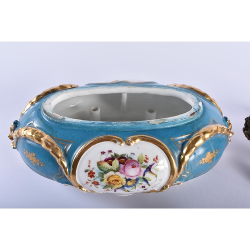 455 - A 19TH CENTURY FRENCH PARIS SEVRES TYPE PORCELAIN INKWELL upon a gilt bronze scrolling base. 23 cm x... 